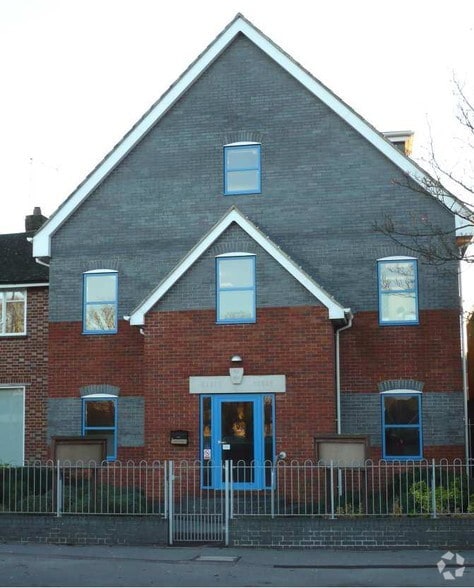 Macaulay Rd, Broadstone for lease - Primary Photo - Image 1 of 11