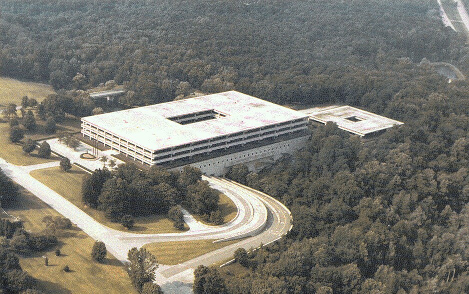 1-2 American Ln, Greenwich, CT à louer - Photo du bâtiment - Image 2 de 3