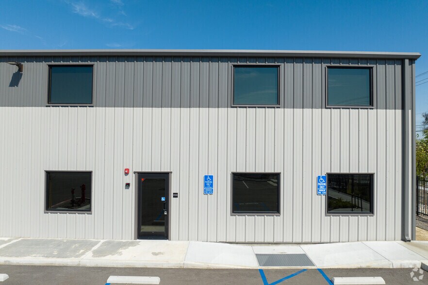 15122 Ceres Ave, Fontana, CA à louer - Photo du bâtiment - Image 2 de 16