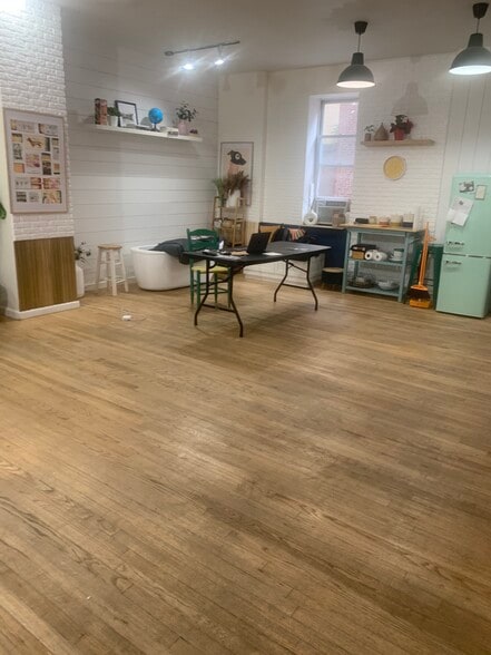 254 E 3rd St, New York, NY for lease - Interior Photo - Image 3 of 5