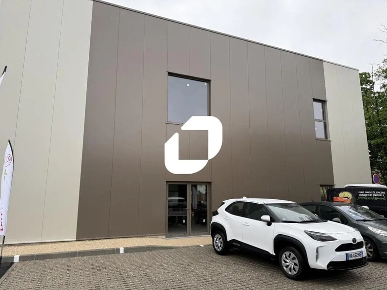 Office in Voiron for lease - Building Photo - Image 2 of 14