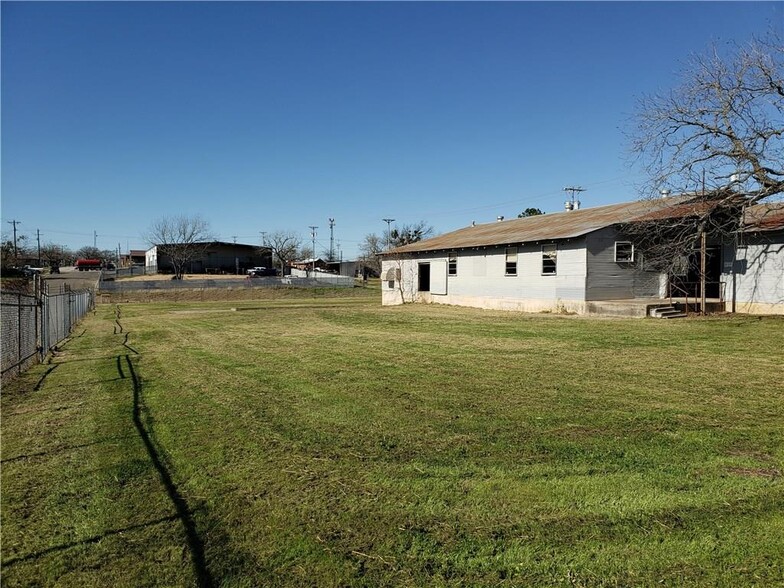 185 S Titus St, Giddings, TX à vendre - Photo du bâtiment - Image 3 de 27