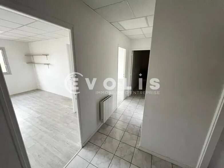 Office in Lisses for lease - Interior Photo - Image 2 of 8