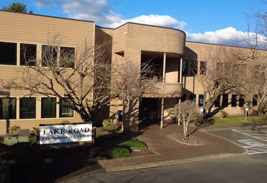 7831 SE Lake Rd, Portland, OR à louer - Photo du bâtiment - Image 3 de 9