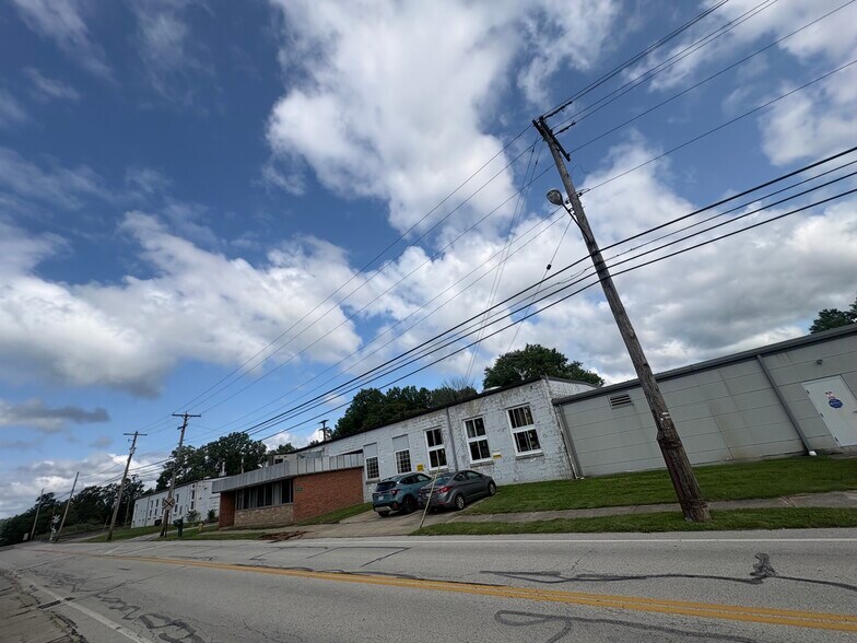 446 W Lake St, Ravenna, OH à vendre - Photo du bâtiment - Image 2 de 17
