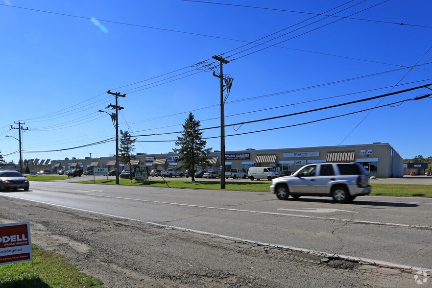 107 Manitou Dr, Kitchener, ON à louer - Photo du bâtiment - Image 2 de 3