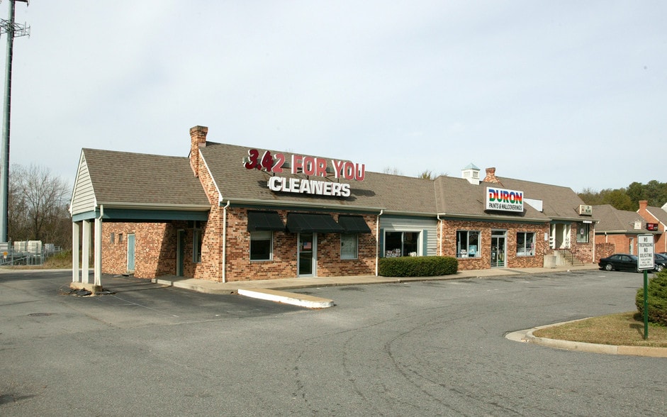 1104-1126 Westbriar Dr, Richmond, VA à louer - Photo du bâtiment - Image 2 de 3