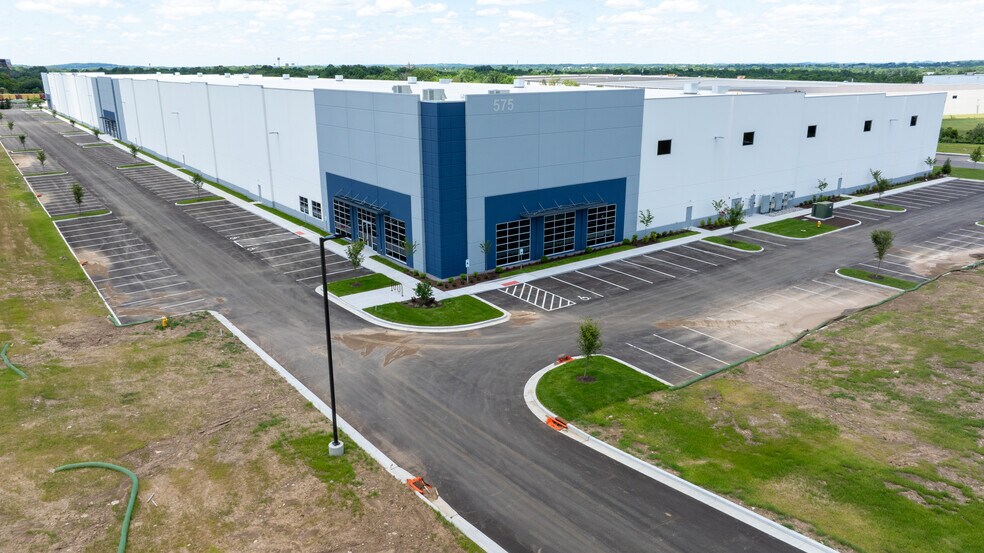 575 Maddox Simpson Pkwy, Lebanon, TN à louer - Photo du bâtiment - Image 3 de 13