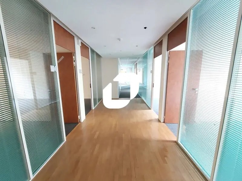 6 Rue Jean Pierre Timbaud, Montigny-le-Bretonneux for lease Building Photo- Image 1 of 8