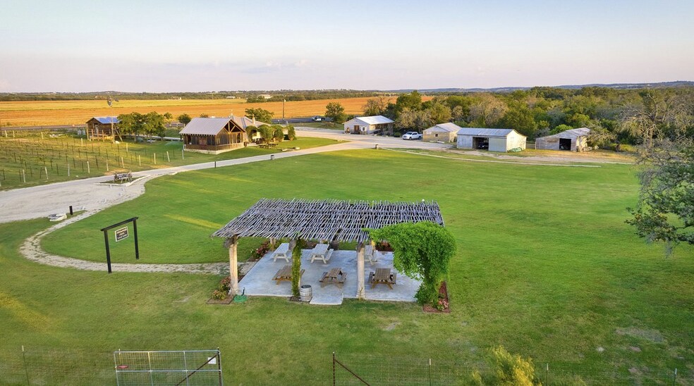 13502 US 290 E, Stonewall, TX à vendre - Photo du bâtiment - Image 3 de 26