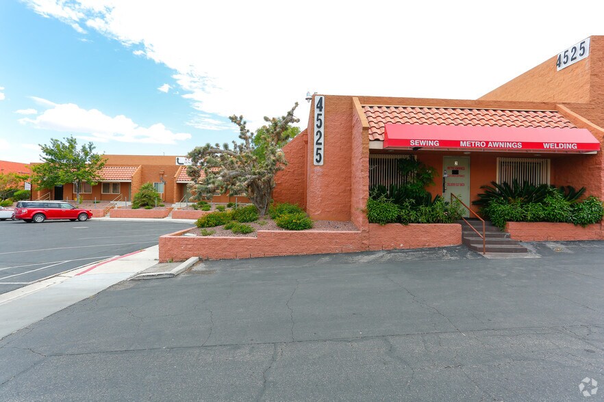 4525 W Hacienda Ave, Las Vegas, NV à louer - Photo du bâtiment - Image 3 de 7