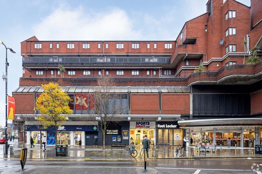 High Rd, Londres à louer - Photo du bâtiment - Image 2 de 2