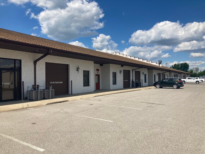 8203-8295 Indy Ct, Indianapolis, IN à louer - Photo du bâtiment - Image 3 de 7