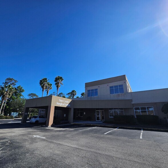 12731 New Brittany Blvd, Fort Myers, FL à vendre - Photo du bâtiment - Image 2 de 15