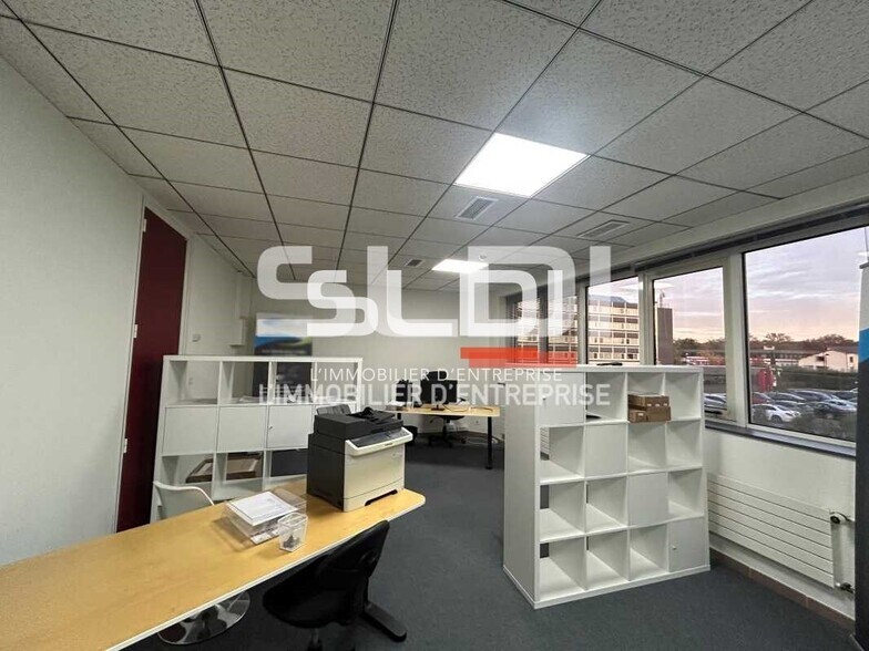 Office in Limas for lease - Interior Photo - Image 2 of 11