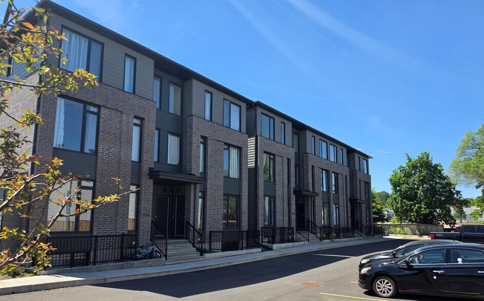 1258-1260 Marenger St, Orleans, ON à vendre - Photo du bâtiment - Image 1 de 20