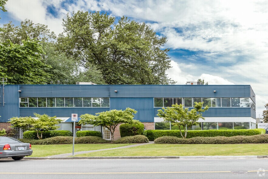 1875 Broadway St, Port Coquitlam, BC à louer - Photo du bâtiment - Image 3 de 5