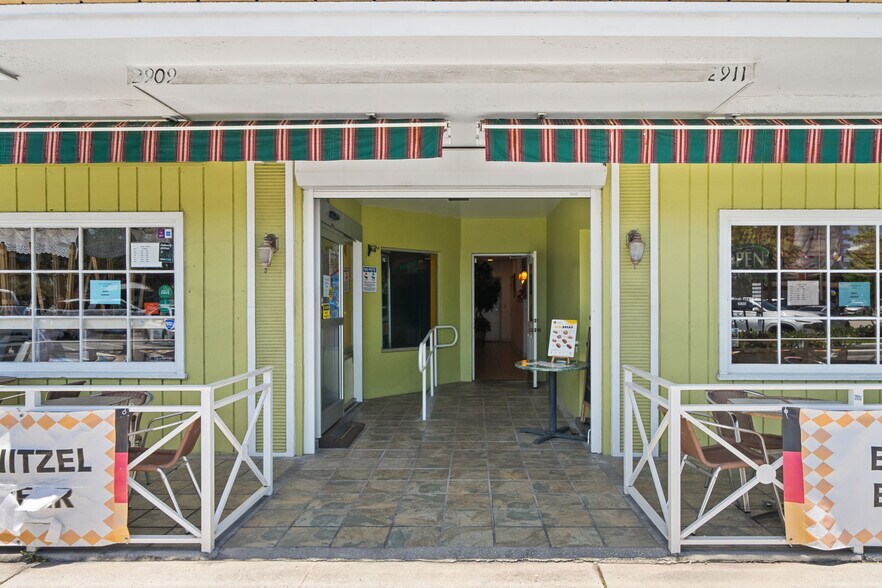 2909-2911 E Commercial Blvd, Fort Lauderdale, FL à vendre - Photo du bâtiment - Image 2 de 30