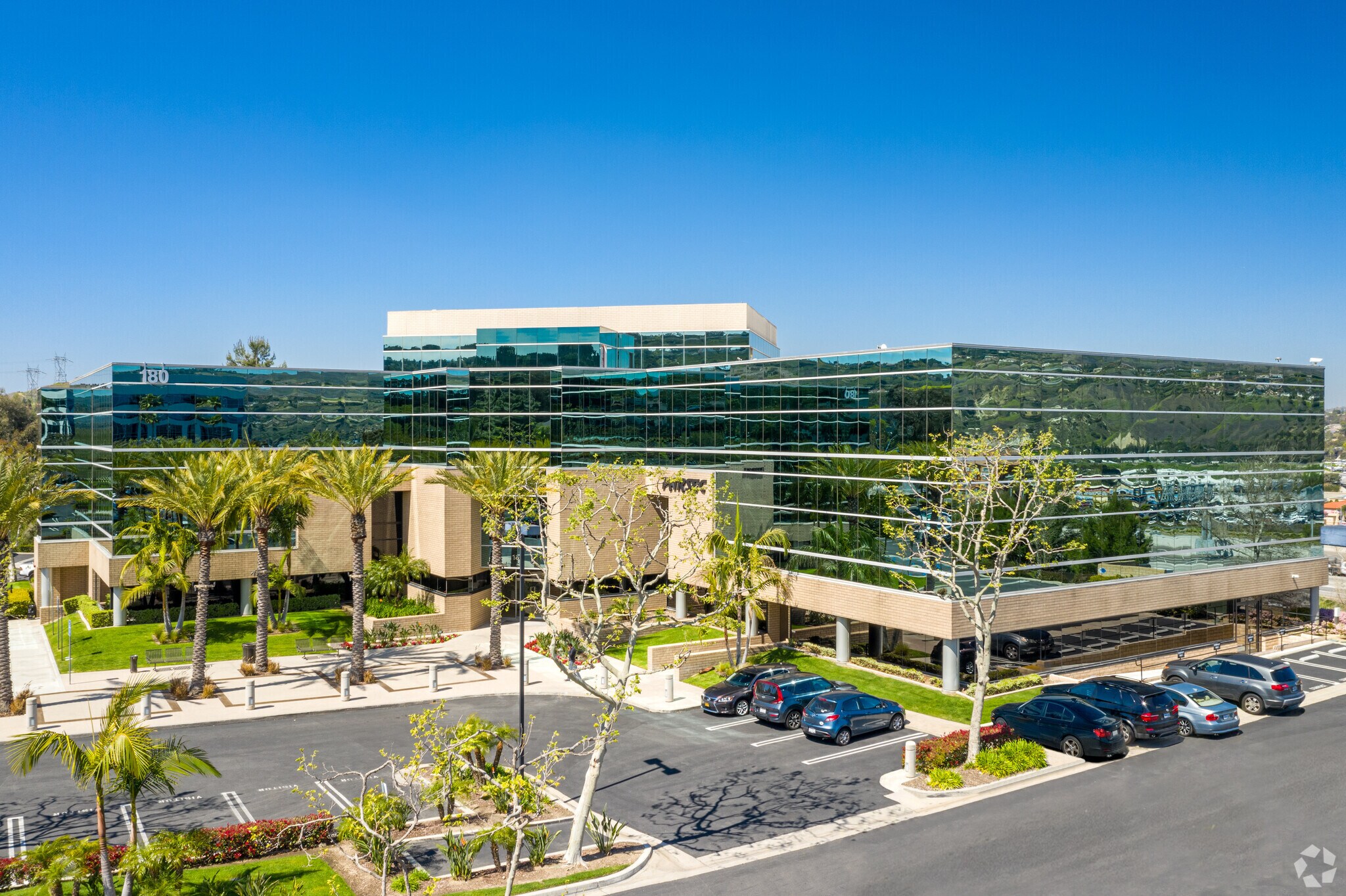 180 N Riverview Dr, Anaheim, CA à louer Photo du bâtiment- Image 1 de 8