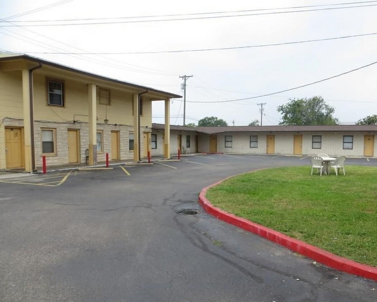 809 W Jackson St, El Campo, TX for sale - Building Photo - Image 3 of 5