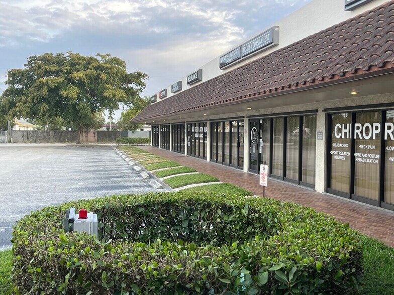 1481 S Military Trl, West Palm Beach, FL à louer - Photo du bâtiment - Image 3 de 6