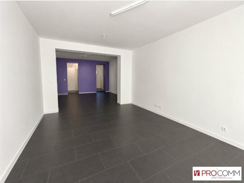 Retail in Nimes for lease - Interior Photo - Image 2 of 3