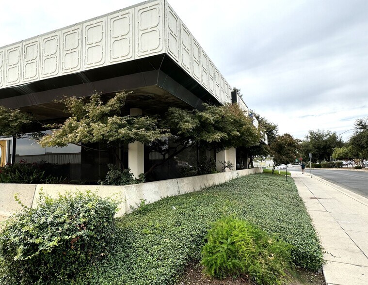 1535 E Shaw Ave, Fresno, CA for sale - Building Photo - Image 2 of 5