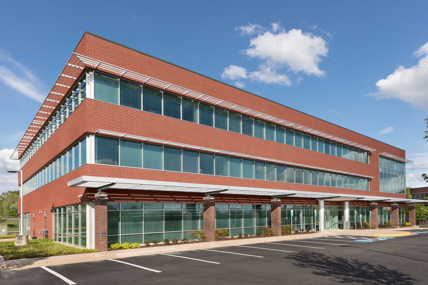 3850 Fettler Park Dr, Dumfries, VA à louer - Photo du bâtiment - Image 3 de 13