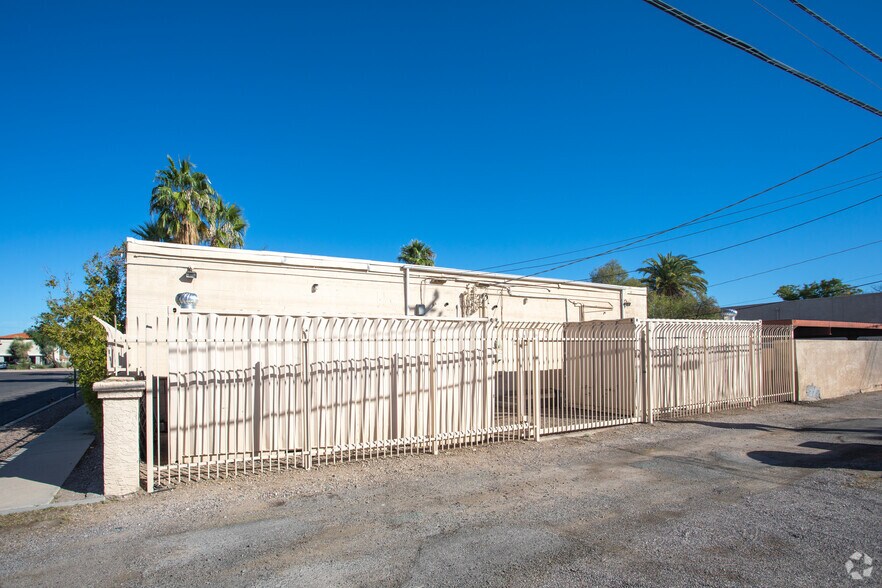 2000 E Speedway Blvd, Tucson, AZ à vendre - Photo du bâtiment - Image 2 de 7