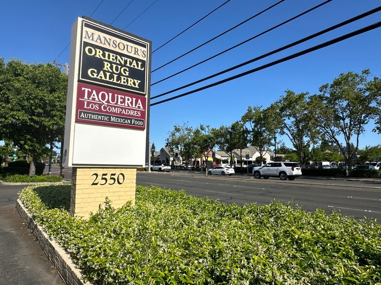 2550 Fair Oaks Blvd, Sacramento, CA à louer - Photo du bâtiment - Image 3 de 8