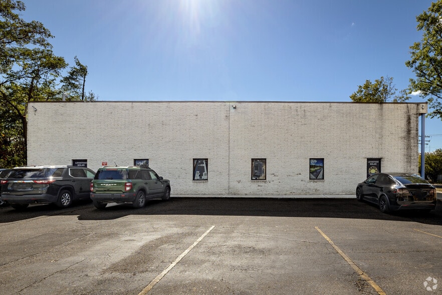 1993-1997 Pond Rd, Ronkonkoma, NY à louer - Photo du bâtiment - Image 2 de 5