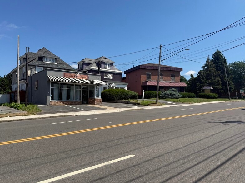 1106 -1114 Genesee Street West, Syracuse portfolio of 3 properties for sale on LoopNet.ca - Building Photo - Image 2 of 7