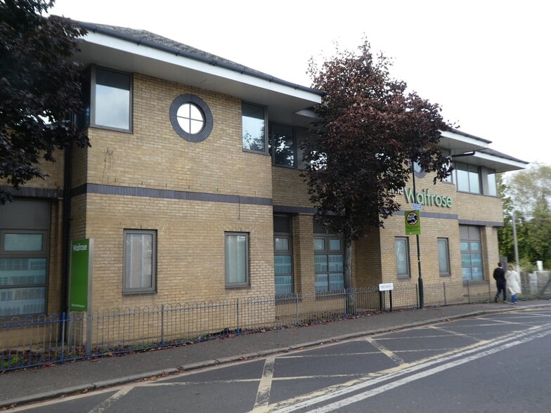 72 Oldfield Rd, Hampton à louer - Photo du bâtiment - Image 2 de 5