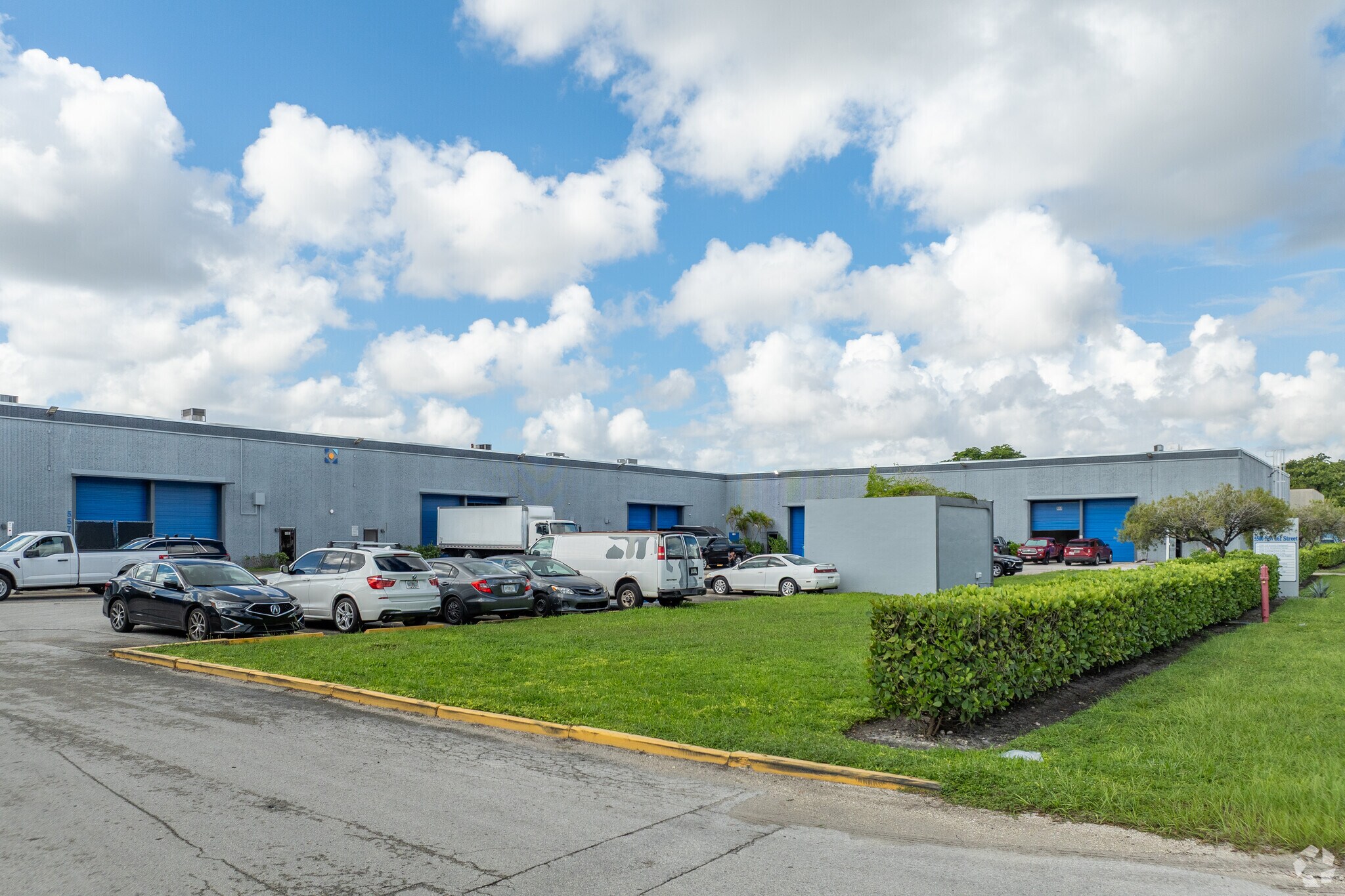 5500-5632 NW 161st St, Hialeah, FL à louer Photo principale- Image 1 de 8