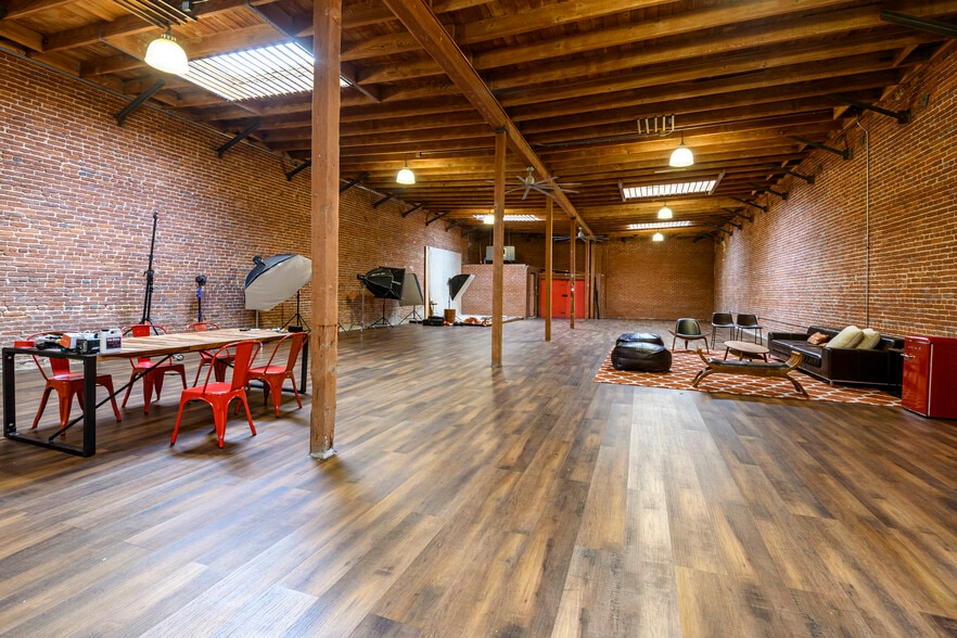 2448 E 8th St, Los Angeles, CA for lease - Building Photo - Image 3 of 12