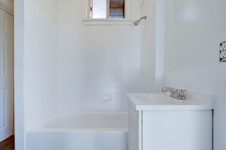 458 W Vernon Ave, Los Angeles, CA à vendre - Photo du bâtiment - Image 3 de 20