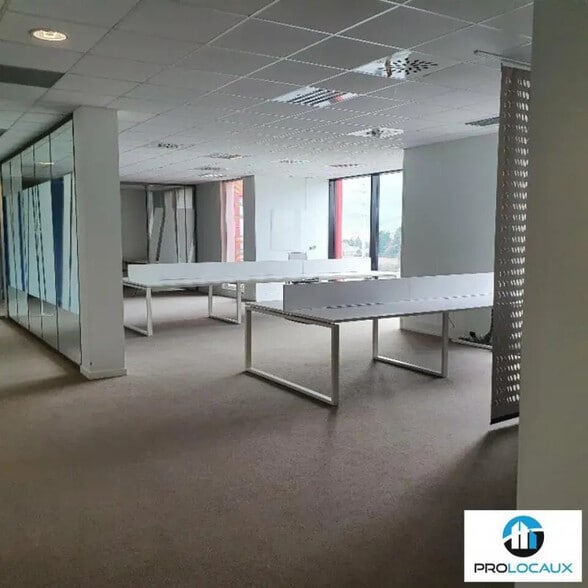 Office in Grenoble for lease - Building Photo - Image 2 of 12