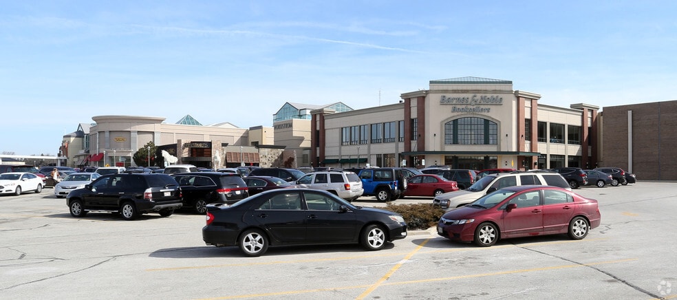 2500 N Mayfair Rd, Wauwatosa, WI for lease - Building Photo - Image 3 of 15