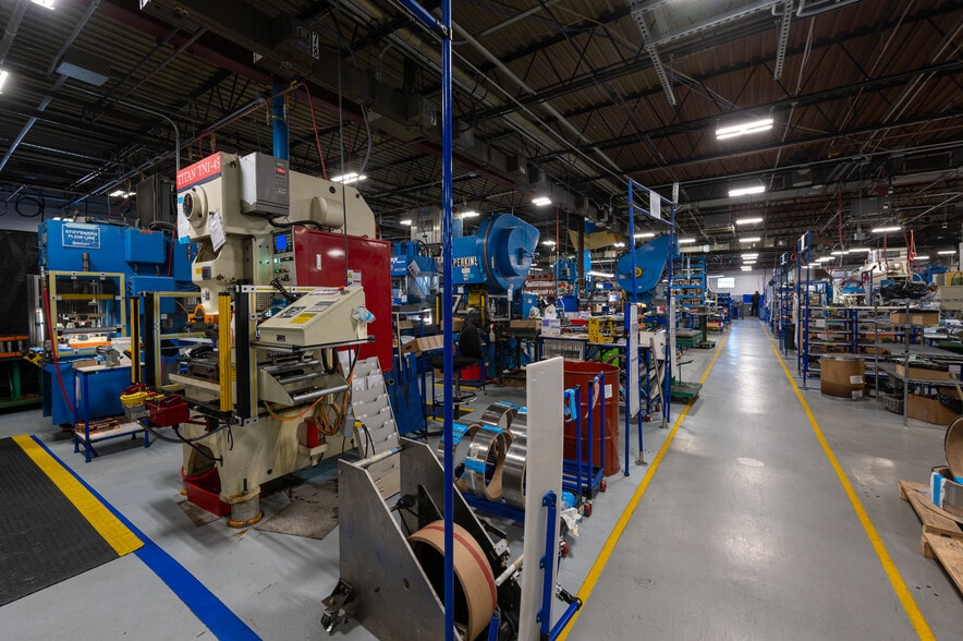 34,579 SF Manufacturing Facility portfolio of 2 properties for sale on LoopNet.ca - Interior Photo - Image 3 of 54