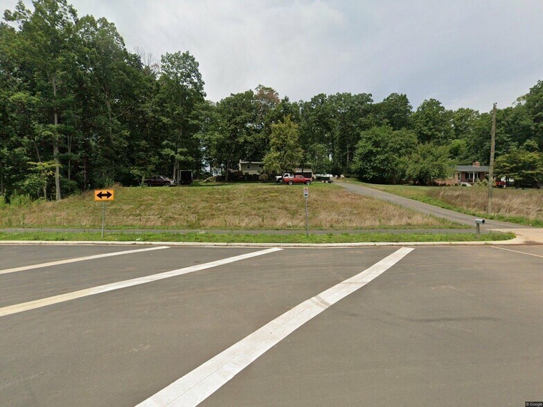 8032 Devlin Rd, Bristow, VA for sale - Primary Photo - Image 1 of 4