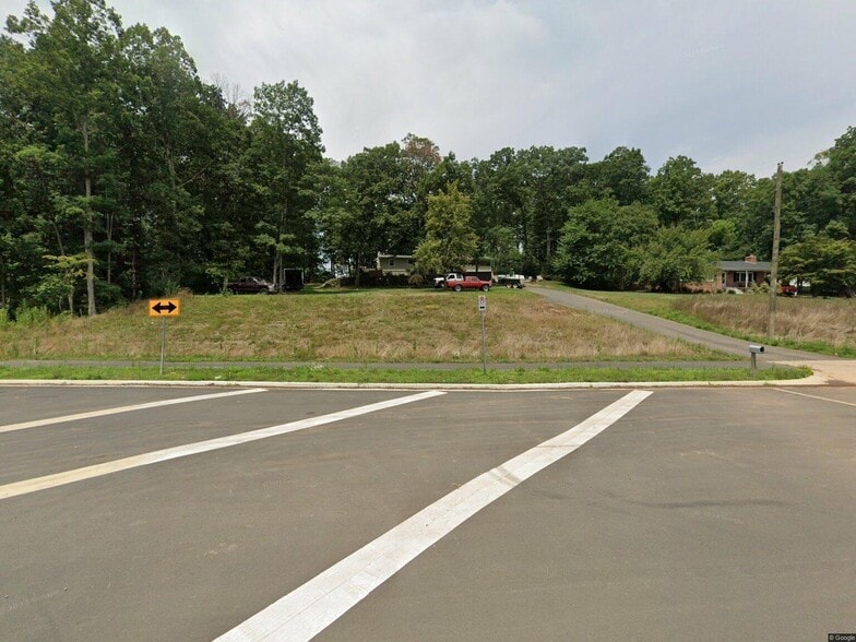 8032 Devlin Rd, Bristow, VA for sale - Primary Photo - Image 3 of 4