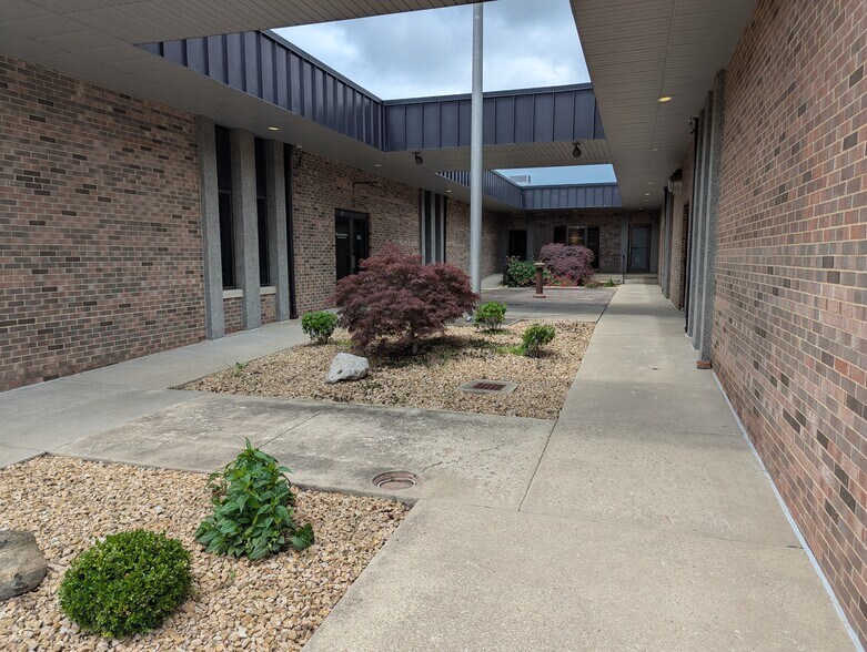 123 N 15th St, Mattoon, IL à vendre - Photo du bâtiment - Image 3 de 8