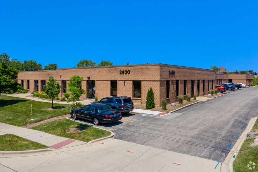 2200 N Stonington Ave, Hoffman Estates, IL à vendre - Photo du bâtiment - Image 2 de 4