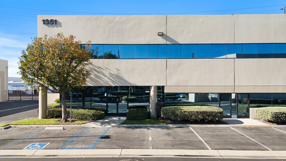 1351 S Lewis St, Anaheim, CA à vendre - Photo du bâtiment - Image 3 de 9