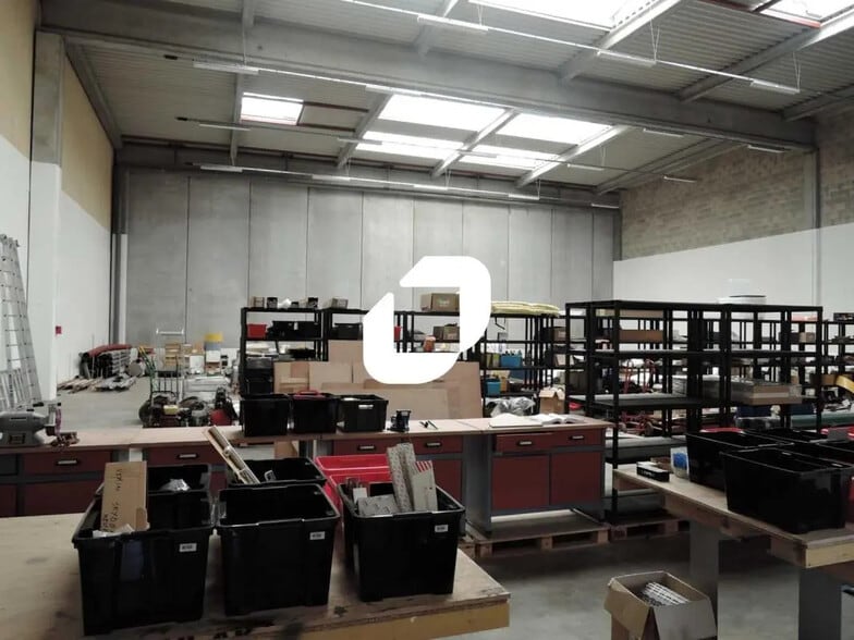 Flex in Moissy-Cramayel for lease - Interior Photo - Image 1 of 2