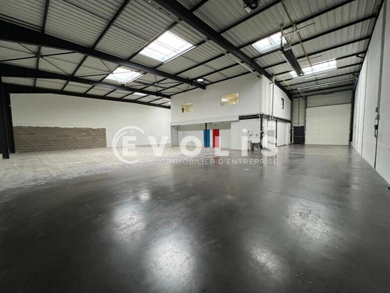 Flex in Vénissieux for lease - Interior Photo - Image 3 of 12