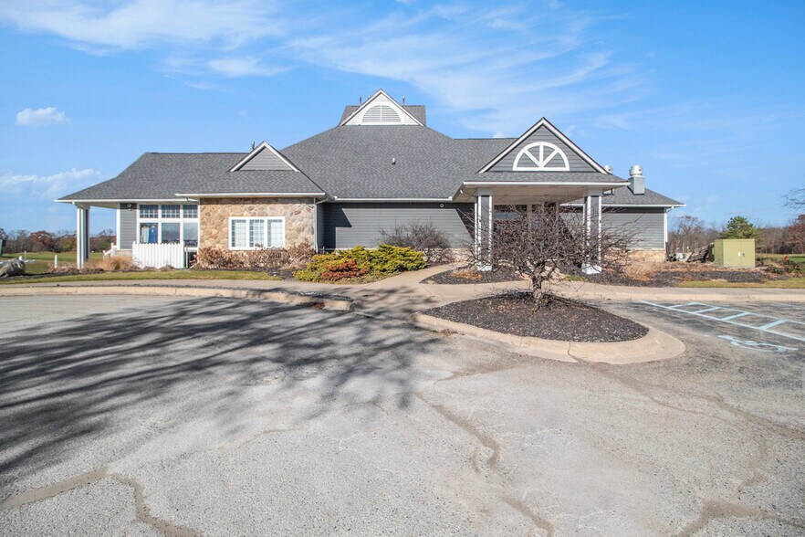1111 Six Mile Rd, Whitmore Lake, MI à vendre - Photo du bâtiment - Image 1 de 5
