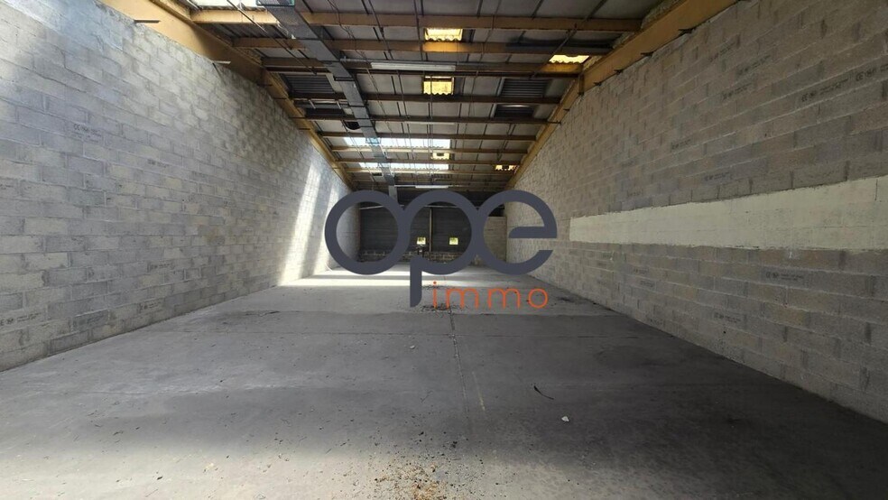 Industrial in Neuilly-en-Thelle for sale - Interior Photo - Image 2 of 5