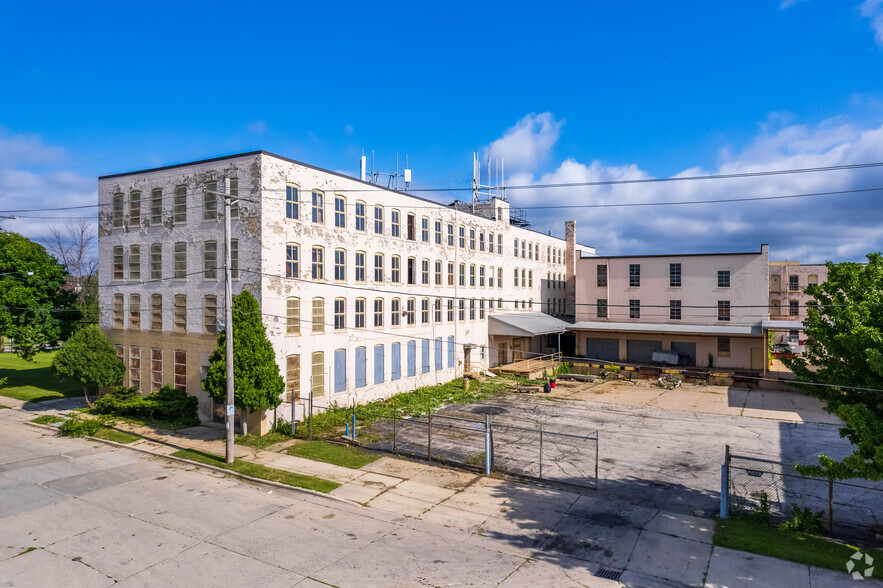 3100 W Meinecke Ave, Milwaukee, WI à vendre - Photo du bâtiment - Image 1 de 1