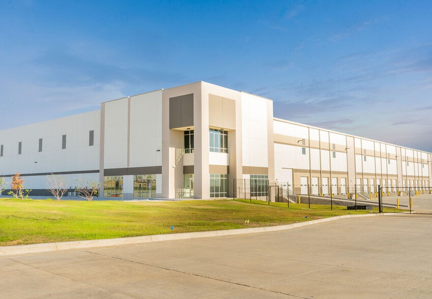 Pinnacle Logistics Center, Laredo, TX for lease - Primary Photo - Image 1 of 10